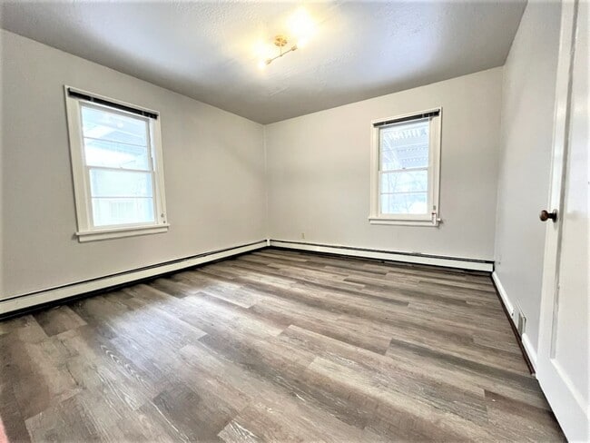 Building Photo - Newly Renovated 3 Bed, 2 Bath With Amazing...