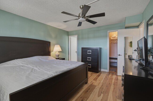 Building Photo - 9420 S Hollybrook Lake Dr