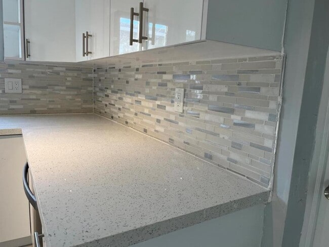 Building Photo - 3 bedroom in Miami FL 33142