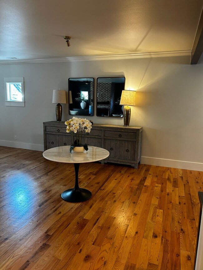 Building Photo - UNFURNISHED Beautiful Large Home Available Now on North Walnut in Fayetteville !!