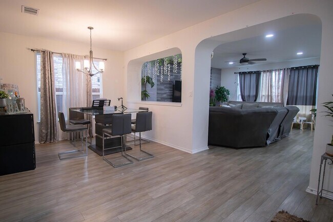 Building Photo - 2105 Ebony Dove St