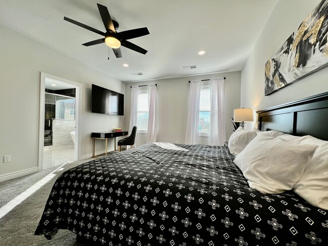 Building Photo - Luxury Home Incredible master suite Liberty Twp OH