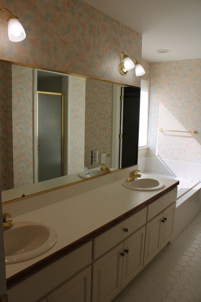 Building Photo - 4400 Dewfield Dr N