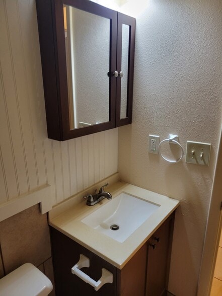 Building Photo - 426 W 200 S