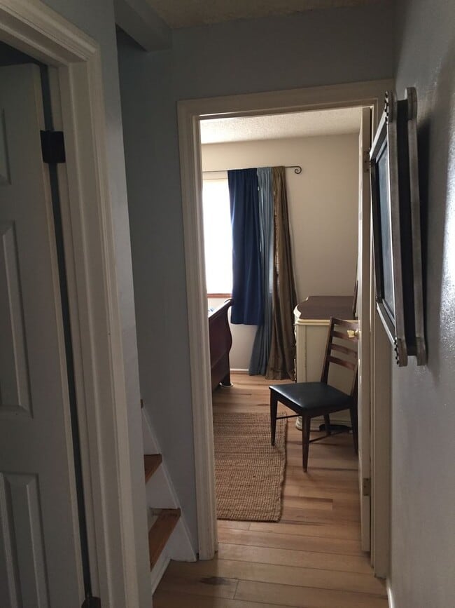 Building Photo - Top Floor FURNISHED 1 Bed/Office/Loft in P...