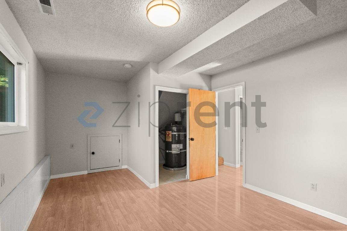 Building Photo - Unit