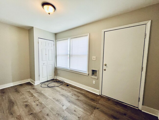 Building Photo - Remodeled 2 bedroom home w/bonus room- Sec...