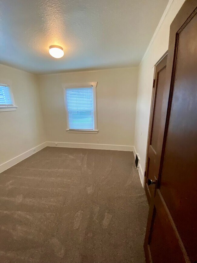 Building Photo - 15721 Main St E