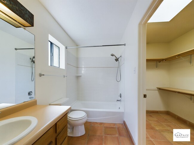 Building Photo - Single Level, single family home Available Now!