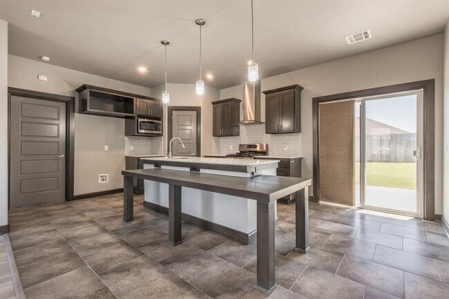 Building Photo - 9420 NW 93rd Terrace