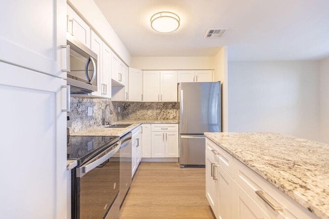 Building Photo - 114 S Lakeside Dr