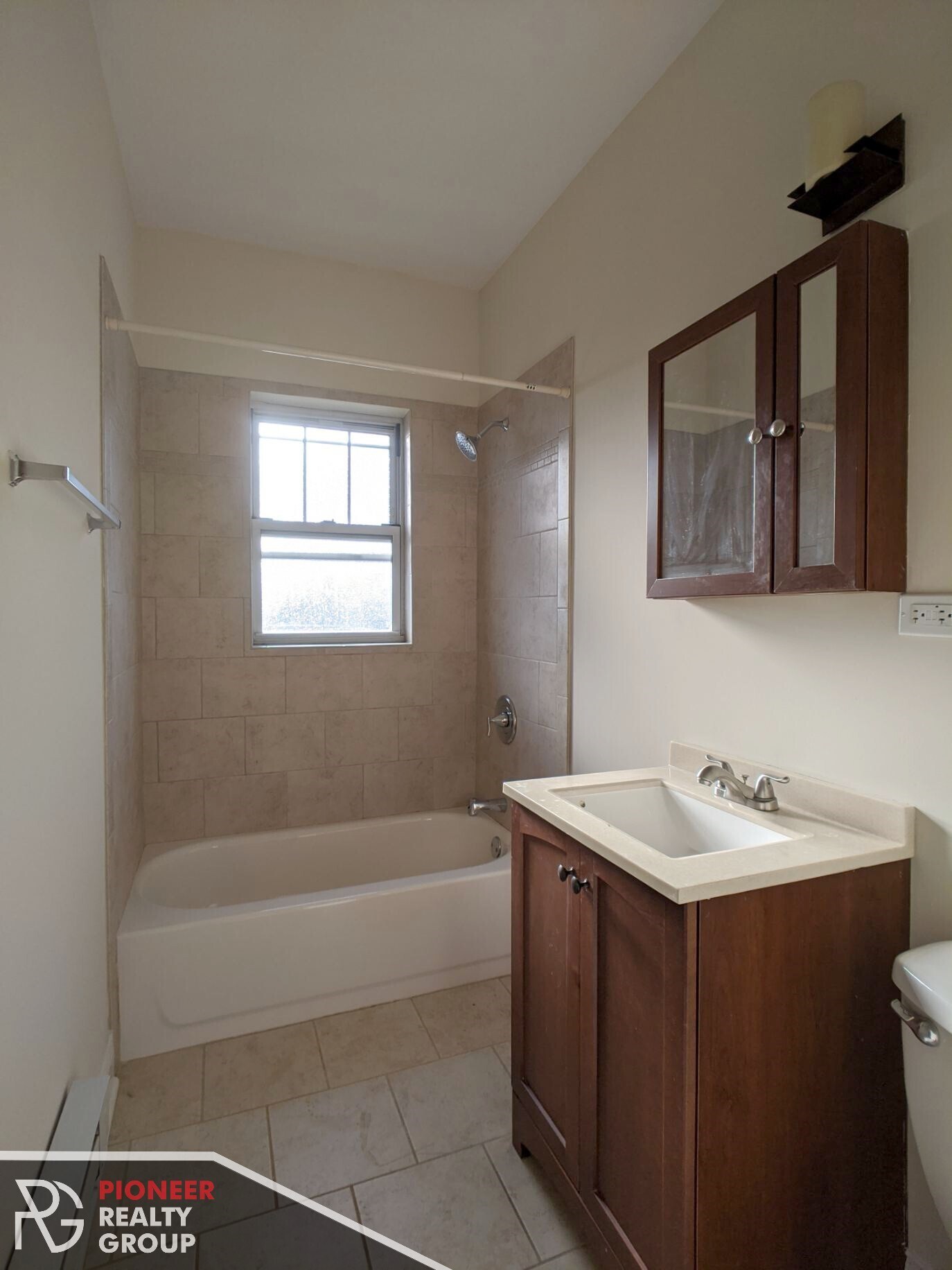 Building Photo - 949 W Cornelia Ave