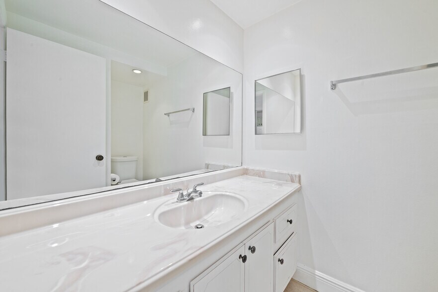 Building Photo - 140 Lakeview Dr