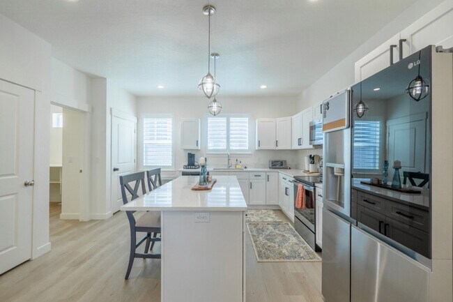 Building Photo - 408 S 680 E