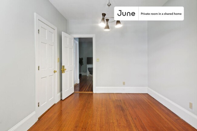 Building Photo - Private bedroom in 4 bed/2 bath Home