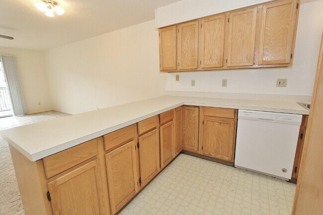 Building Photo - 639 N Moffatt Ave