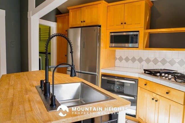 Building Photo - 235 Reed Ave N