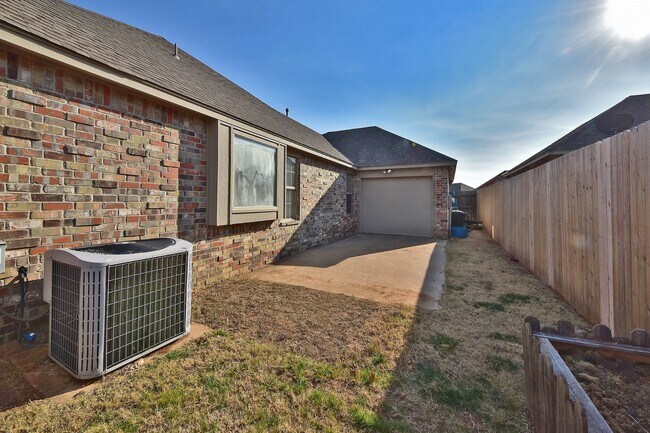 Building Photo - Amazing Home - 3 bed 2 bath - Edmond Schools