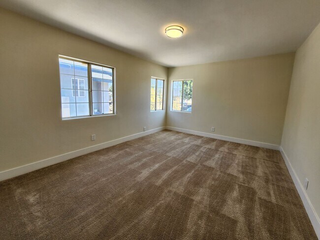 Building Photo - Charming 3 Bedroom / 2 Bathroom Home with ...