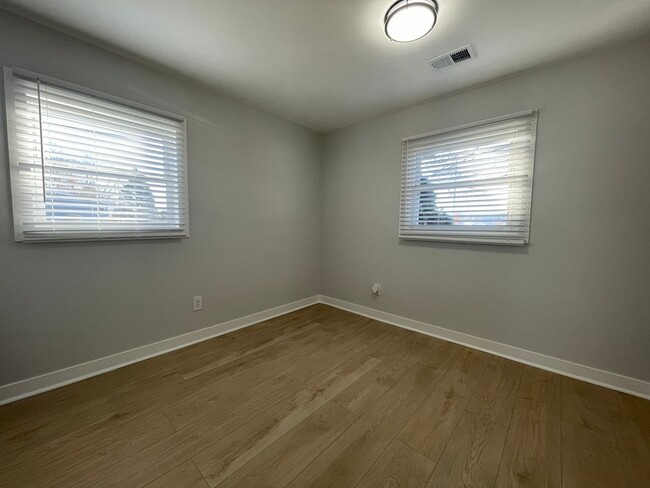 Building Photo - MOVE IN SPECIAL! Three Bedroom Home in Portage