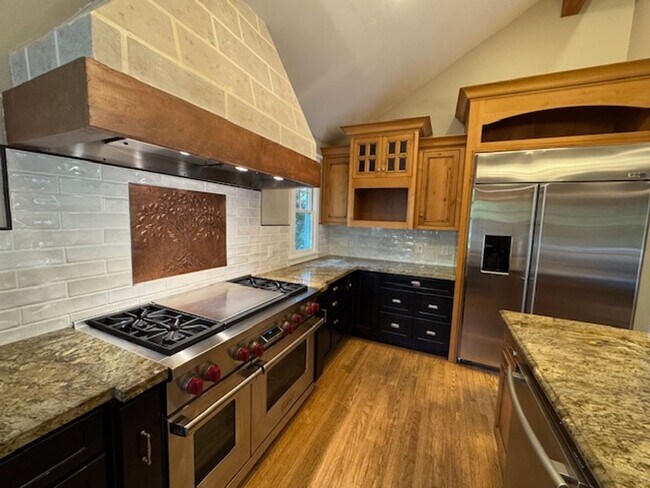 Building Photo - Gorgeous 5 bedroom, 4.5 bath, Westside Dan...