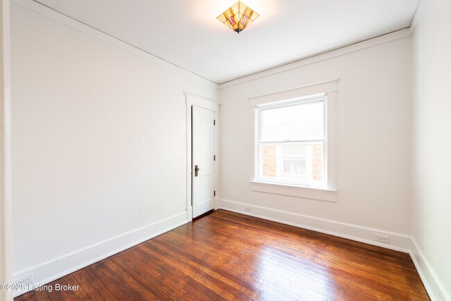 Building Photo - 1604 Edgeland Ave