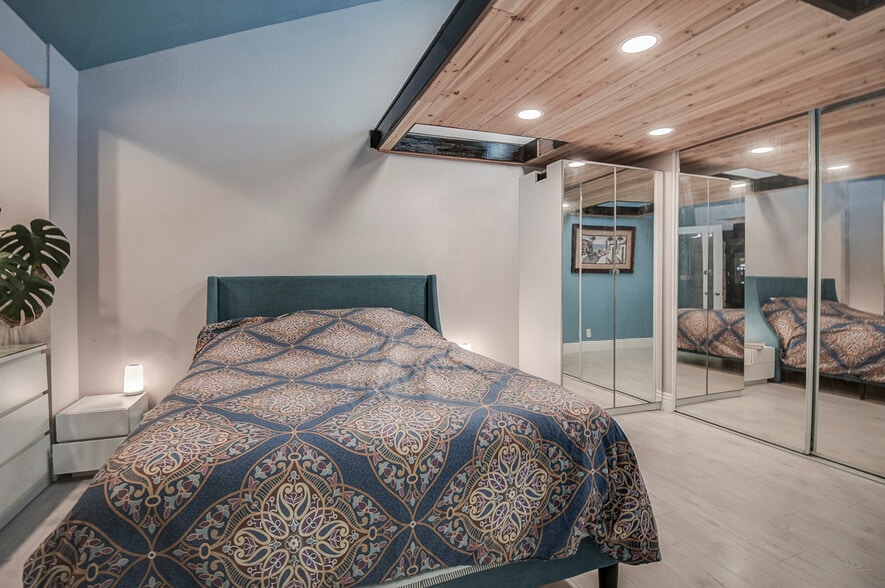 Building Photo - 11 Seamist Ct