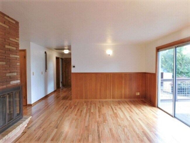 Building Photo - 3Bd/1.5Ba Single Story House - Available S...