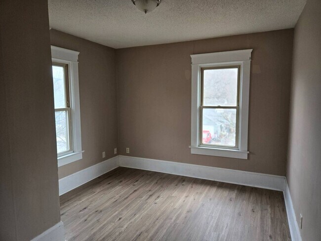 Building Photo - Charming 4-Bedroom Property in Prime Location