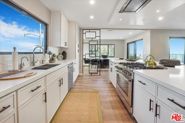 Building Photo - 2019 N Sycamore Ave