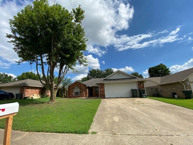 Building Photo - 3 Bedroom House Fayetteville AR- Pets Welcomed!