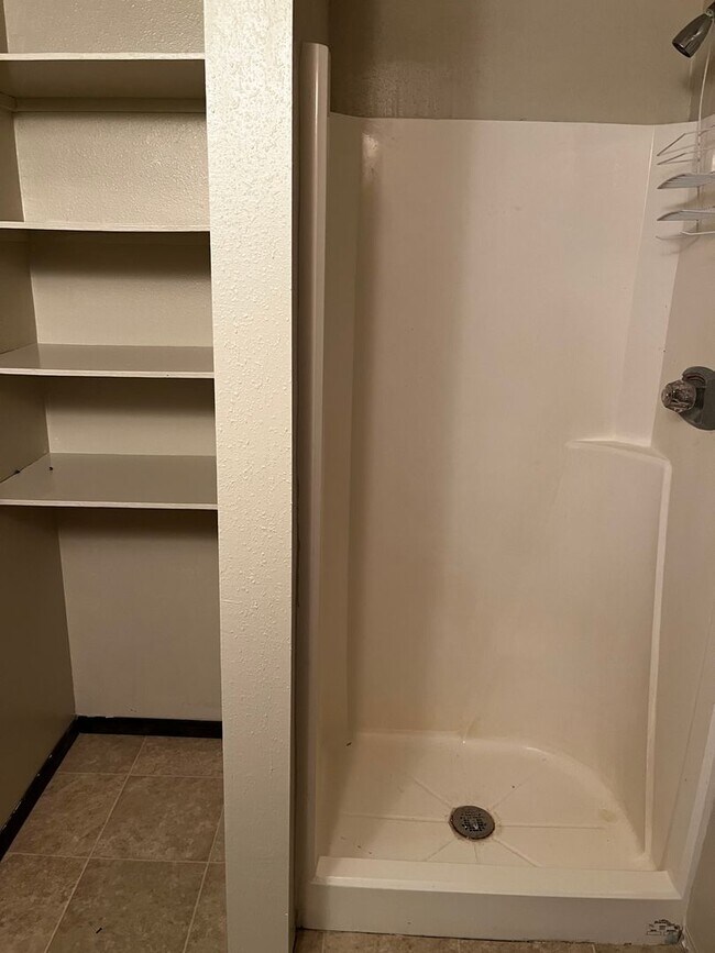 Building Photo - 3 Bed/3 Bath with Fenced in Yard!