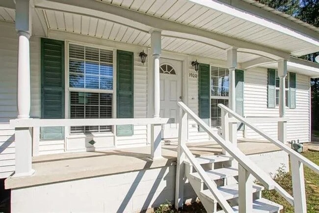 Building Photo - Cottage Core Vibes