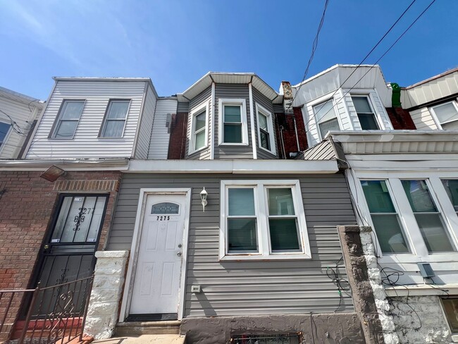 Building Photo - Gorgeous 3-Bedroom Townhome in Elmwood Park! Available NOW!