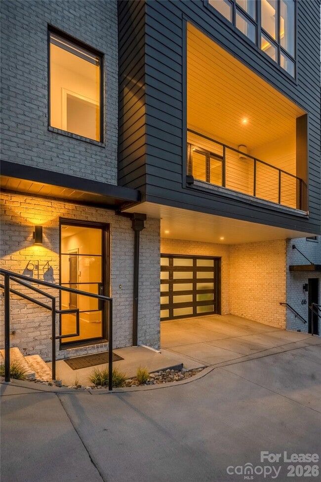 Building Photo - 614 Queens Rd