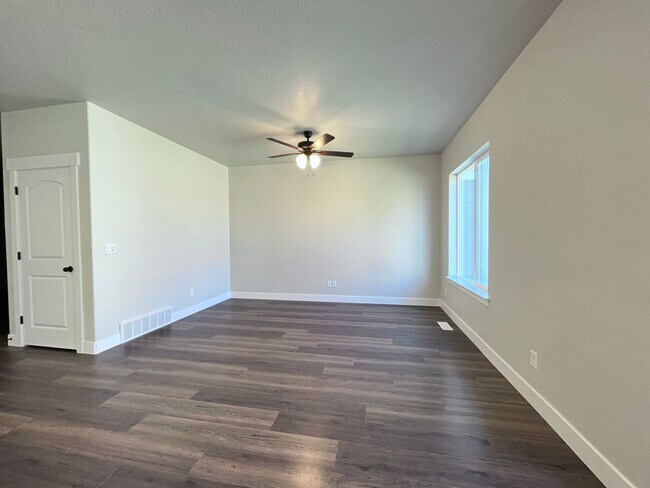 Building Photo - 4 bedroom/2.5 bathroom Townhome in Lehi