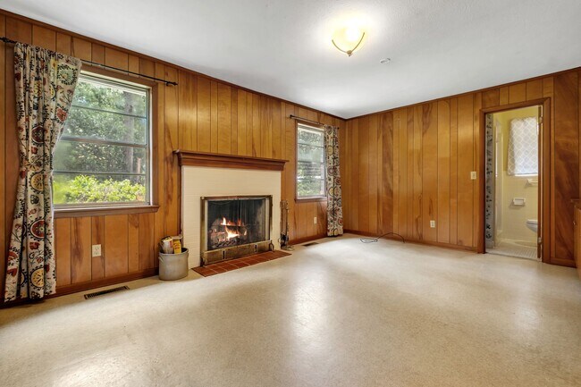 Building Photo - Stunning 3 Bedroom 2 Bathroom Mid-Century ...