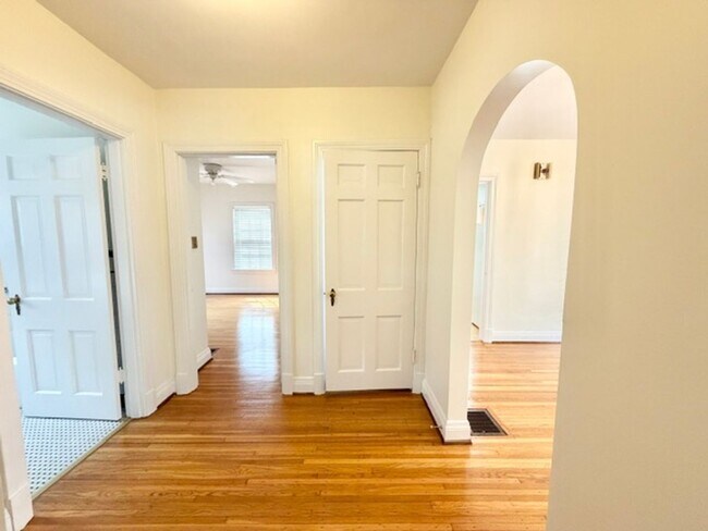 Building Photo - 2414 Brighton Dr