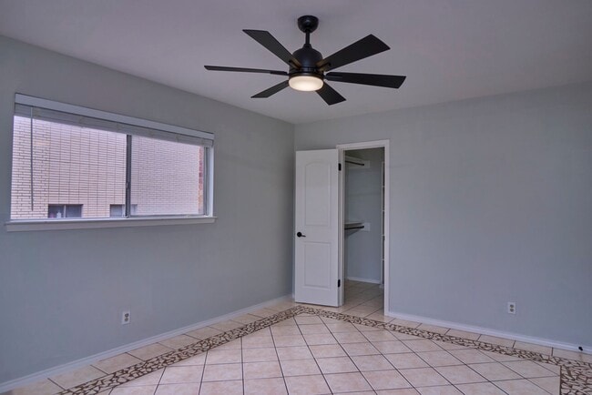 Building Photo - 219 W Silver Sands Dr