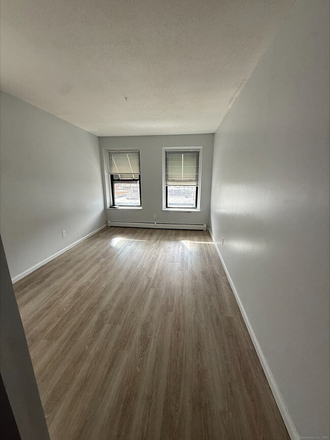 Building Photo - 441 Howe Ave