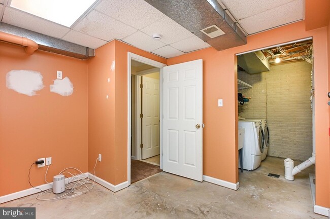 Building Photo - 1838 Oxford Square