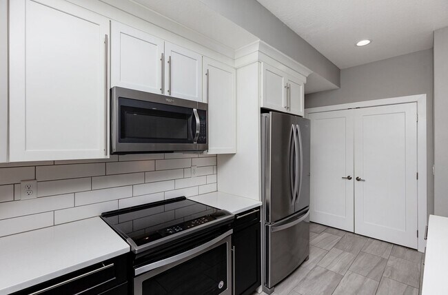 Building Photo - GREAT LOCATION!! 3 Bedroom, 2.5 Bathroom Townhome in Waukee!