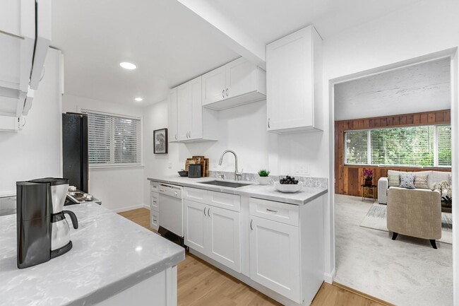 Building Photo - Fully Renovated & Very | Huge Yard | New HVAC | Lease w/ Option to Buy