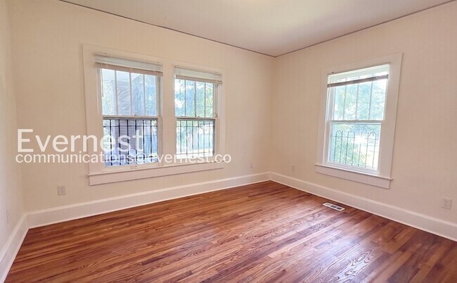 Building Photo - 3 Bed/2 Bath Home with Fenced Yard / Available Now!