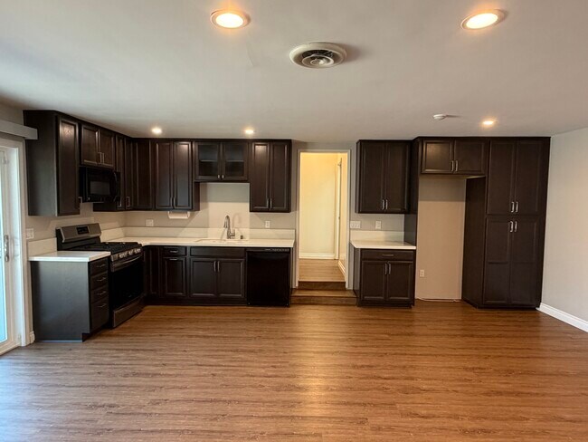 Building Photo - 17537 Margate St