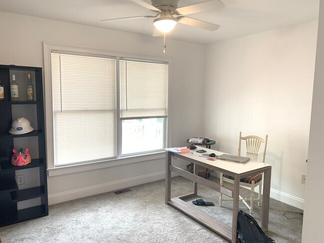 Building Photo - "Pre-Leasing August 2026" Large House Near...