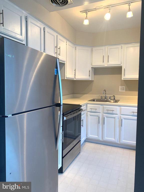 Building Photo - 738 N Wakefield St