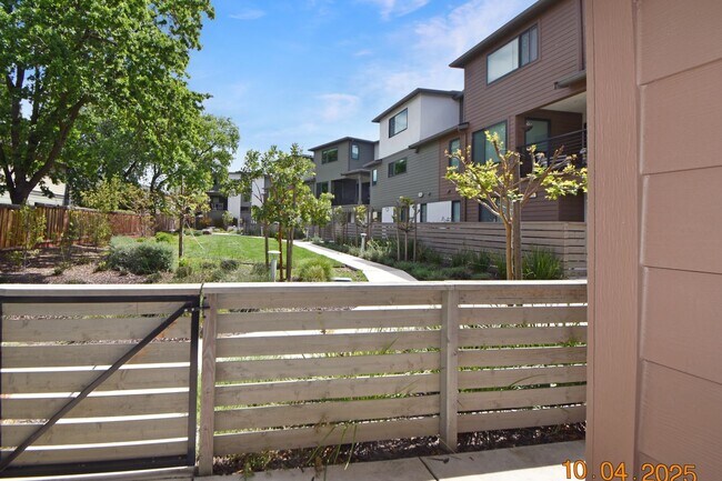 Building Photo - LuxurSmart Townhome with Solar | 3 Bed | 3.5 Bath | Built in 2021 | Walk to Sprouts/Dining