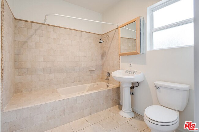 Building Photo - 15242 La Maida St