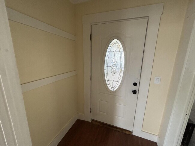 Building Photo - Newly Renovated 3BR Apartment with Modern Updates – Convenient Location!
